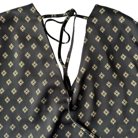 DYNAMITE V-NECK SHORT SLEEVE SATIN TOP IN BLACK WITH GOLD DETAILS  SIZE XS - Picture 6 of 11